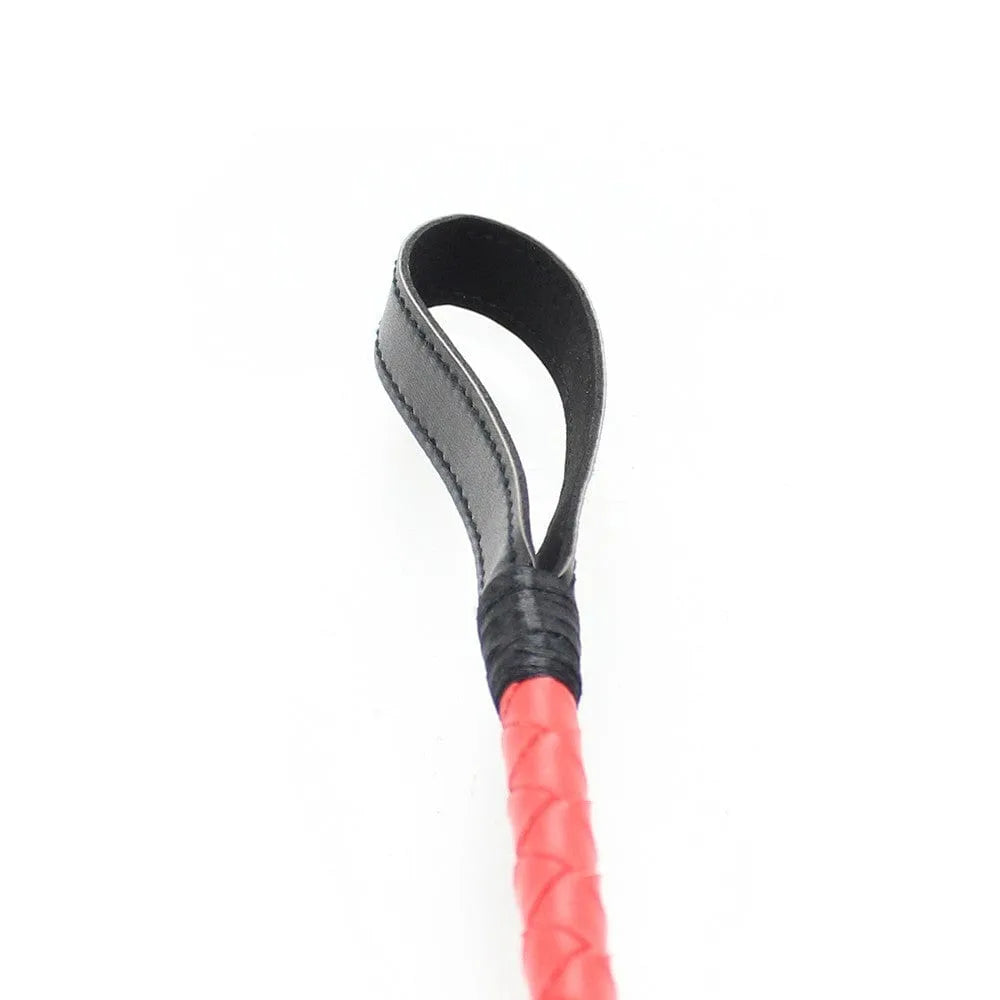 Cravache BDSM rouge rigide en PVC de 71cm, manche tressé, boucle noire, pour discipline et contrôle précis.