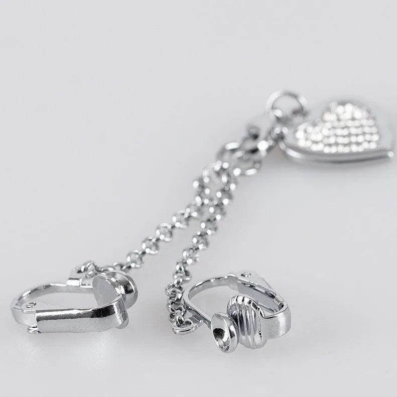 Bijou intime argent cœur strass, fermoirs labia réglables, chaîne chromée, élégant et sécurisé.