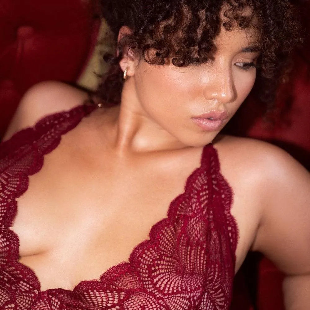 Body femme en dentelle ondulée noire, dos ouvert, décolleté plongeant, extensible, entrejambe réglable, chic et élégant.