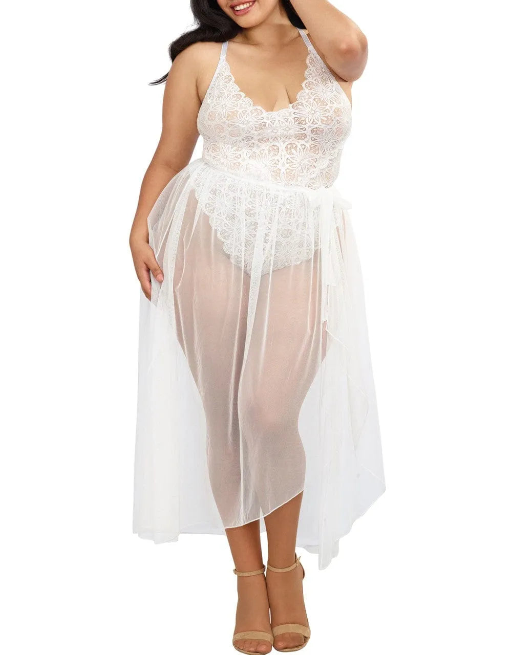 Body grande taille en dentelle blanche avec jupe longue amovible, dos quasi nu, bretelles réglables, coupe échancrée.
