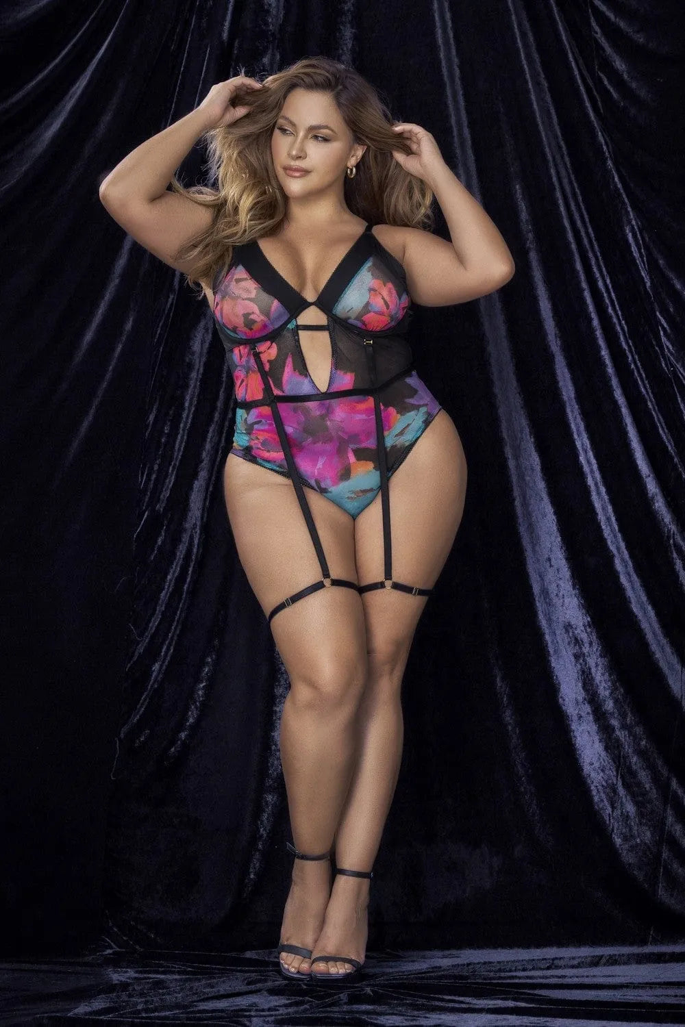 Body grande taille noir fleurs exotiques, bonnets armatures, bretelles réglables, porte-jarretelles amovibles.