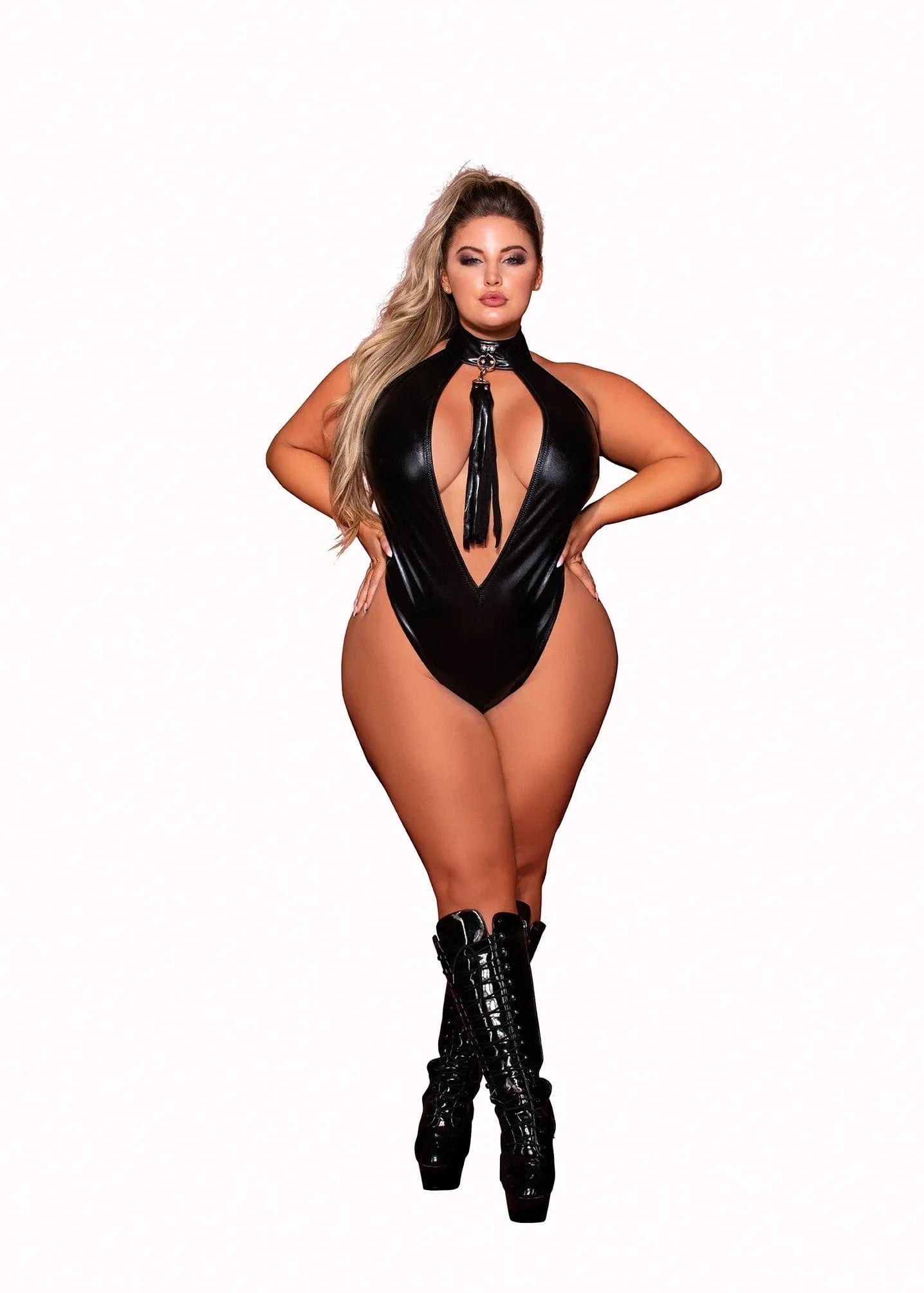Body grande taille noir simili cuir clouté, décolleté plongeant, dos nu, fouet amovible, anneaux, fermeture velcro.