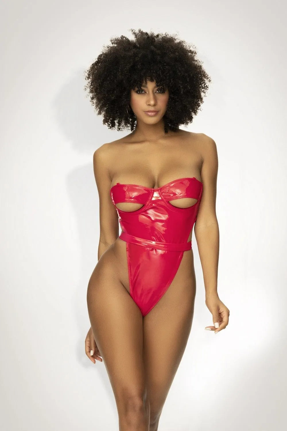 Body en vinyle rouge vif, coupe haute flatteuse, armatures, bretelles réglables, fermeture entrejambe ajustable.