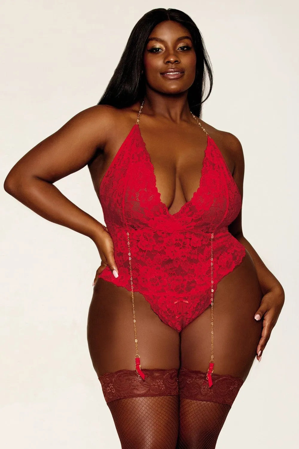 Body rouge grande taille en dentelle florale avec porte-jarretelles chaînettes, ouvert entrejambe, chaîne dorée, col nœud.