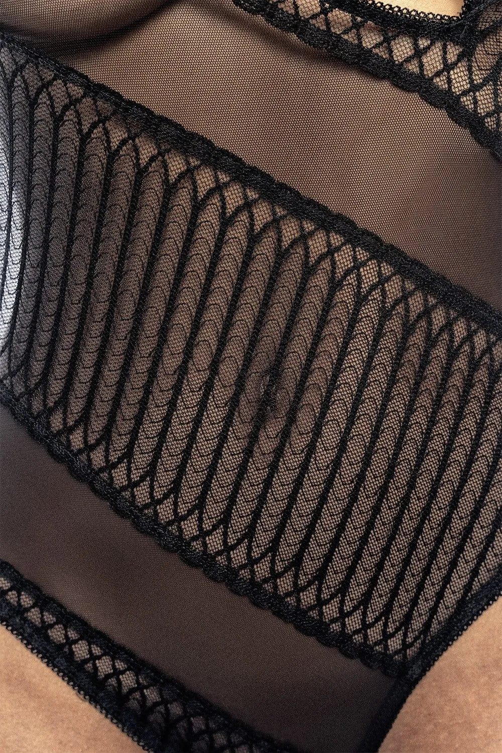 Body asymétrique noir dentelle géométrique résilles transparentes, design glamour épaule unique, style audacieux.