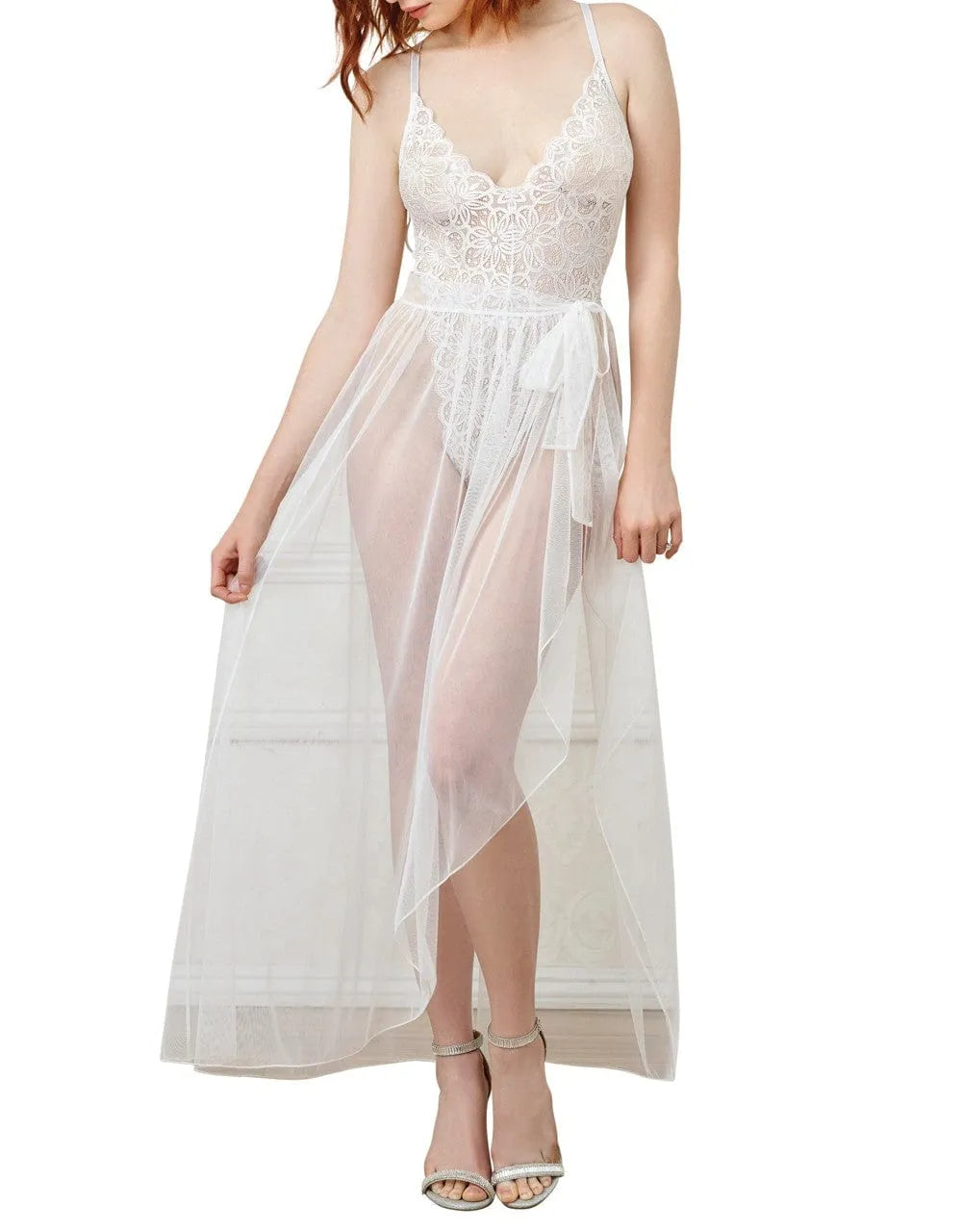 Body string dentelle blanc échancré avec jupe longue maille transparente, dos nu, bretelles réglables.