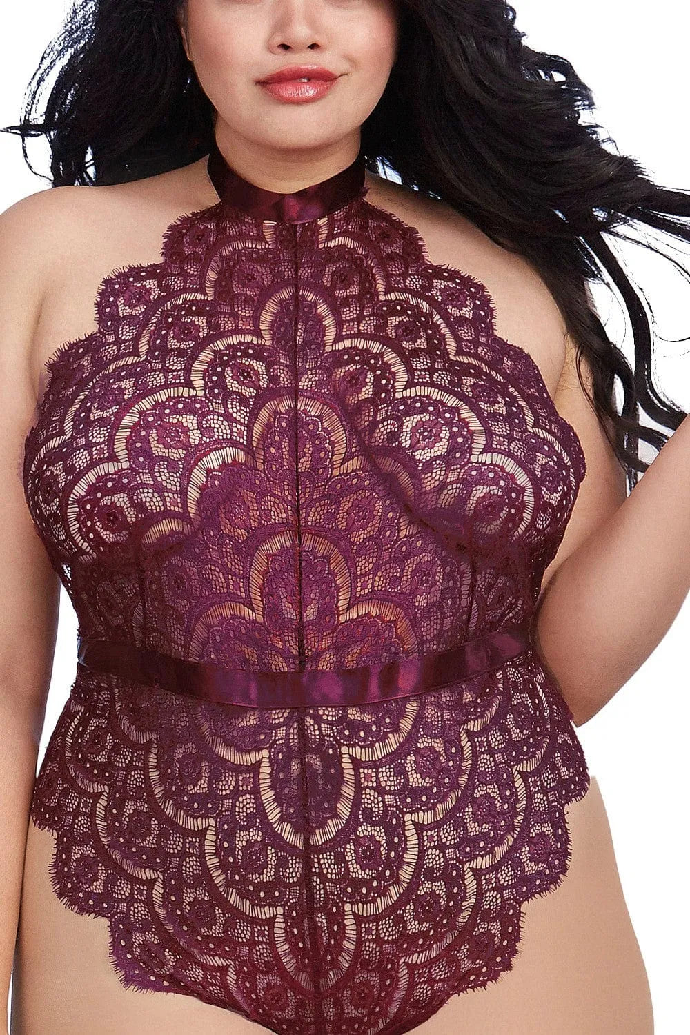 Body string grande taille en dentelle bordeaux chatoyante, encolure haute avec ruban satin, ajustement élégant.