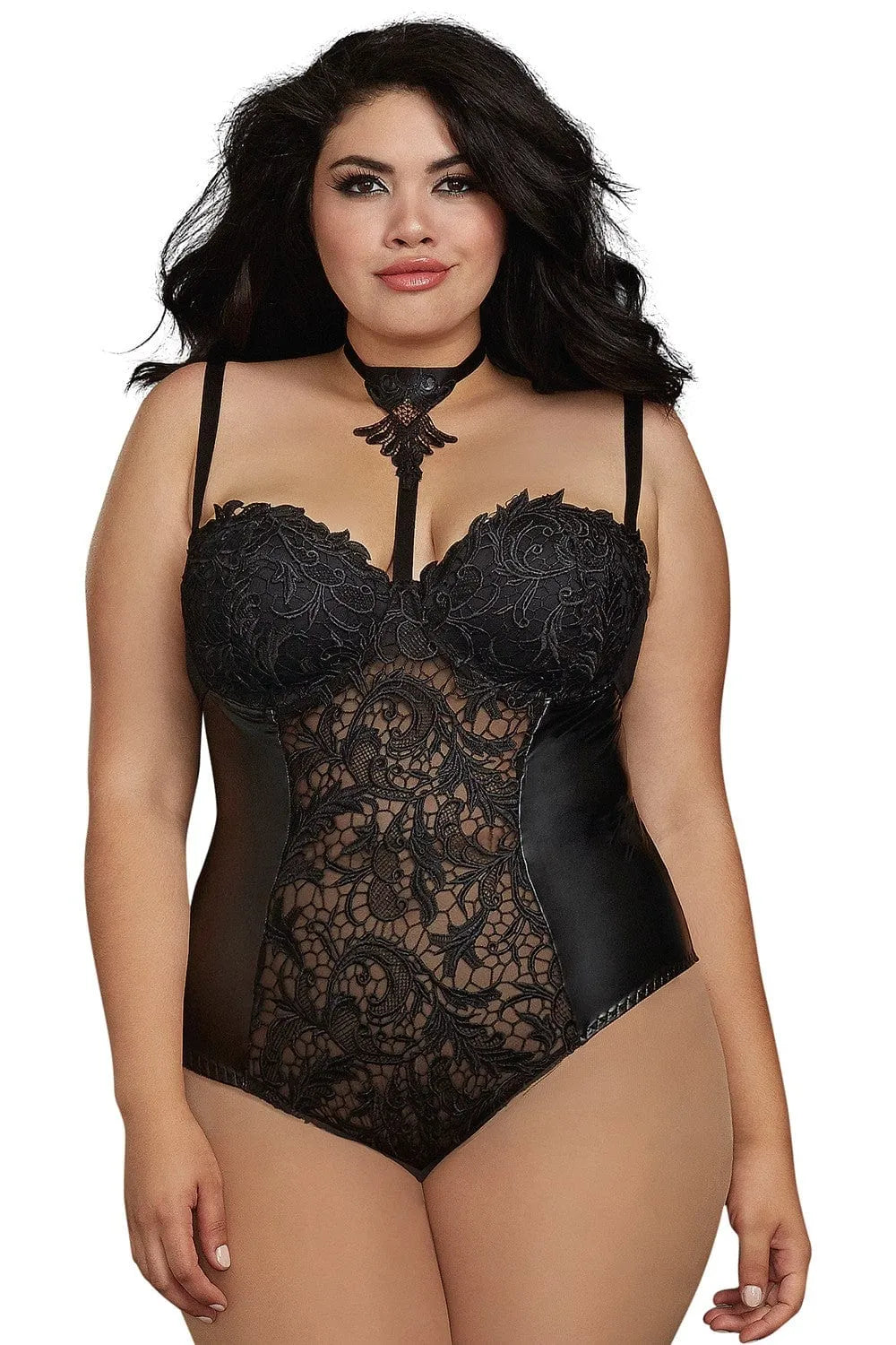 Body string grande taille noir en dentelle et simili cuir, bretelles réglables, bonnets moulés, armature, ouverture entrej...