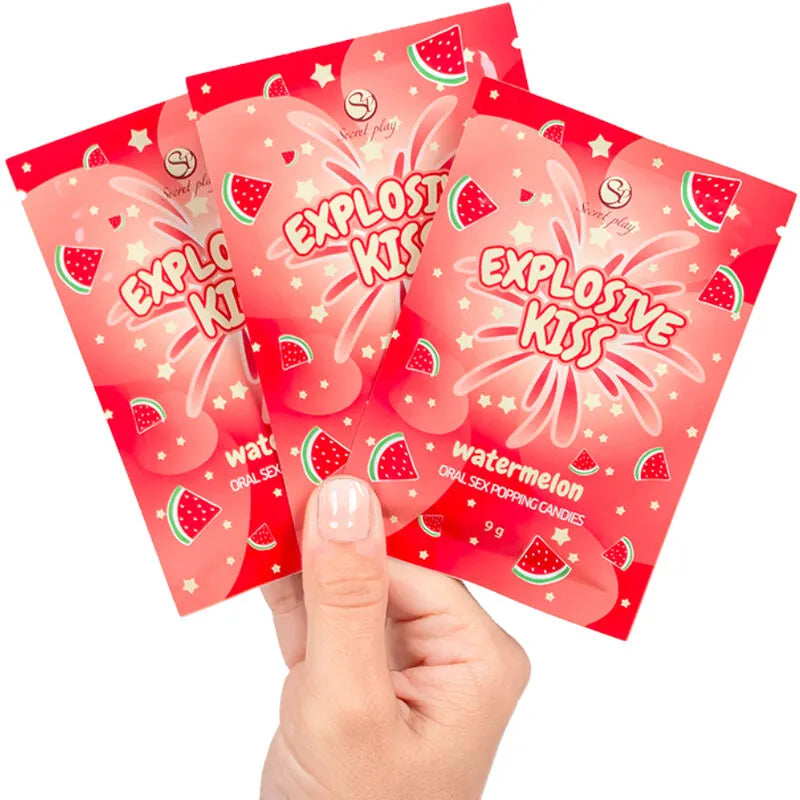 Sachets rouges de bonbons éclatants pastèque, motifs de pastèques, main tenant trois paquets, expérience sensorielle.
