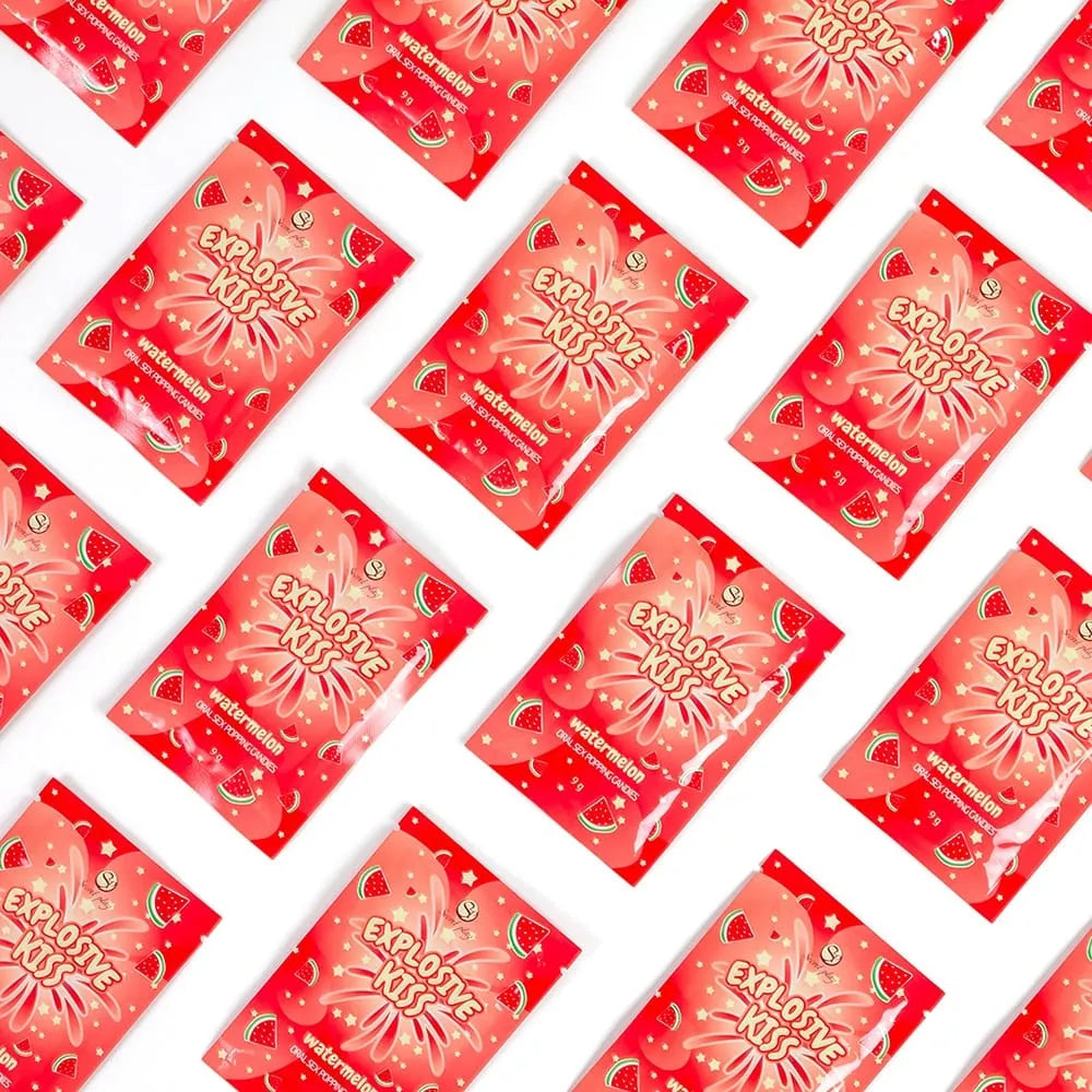 Sachets rouges de bonbons pétillants pastèque pour moments intimes, design ludique avec motifs pastèque.