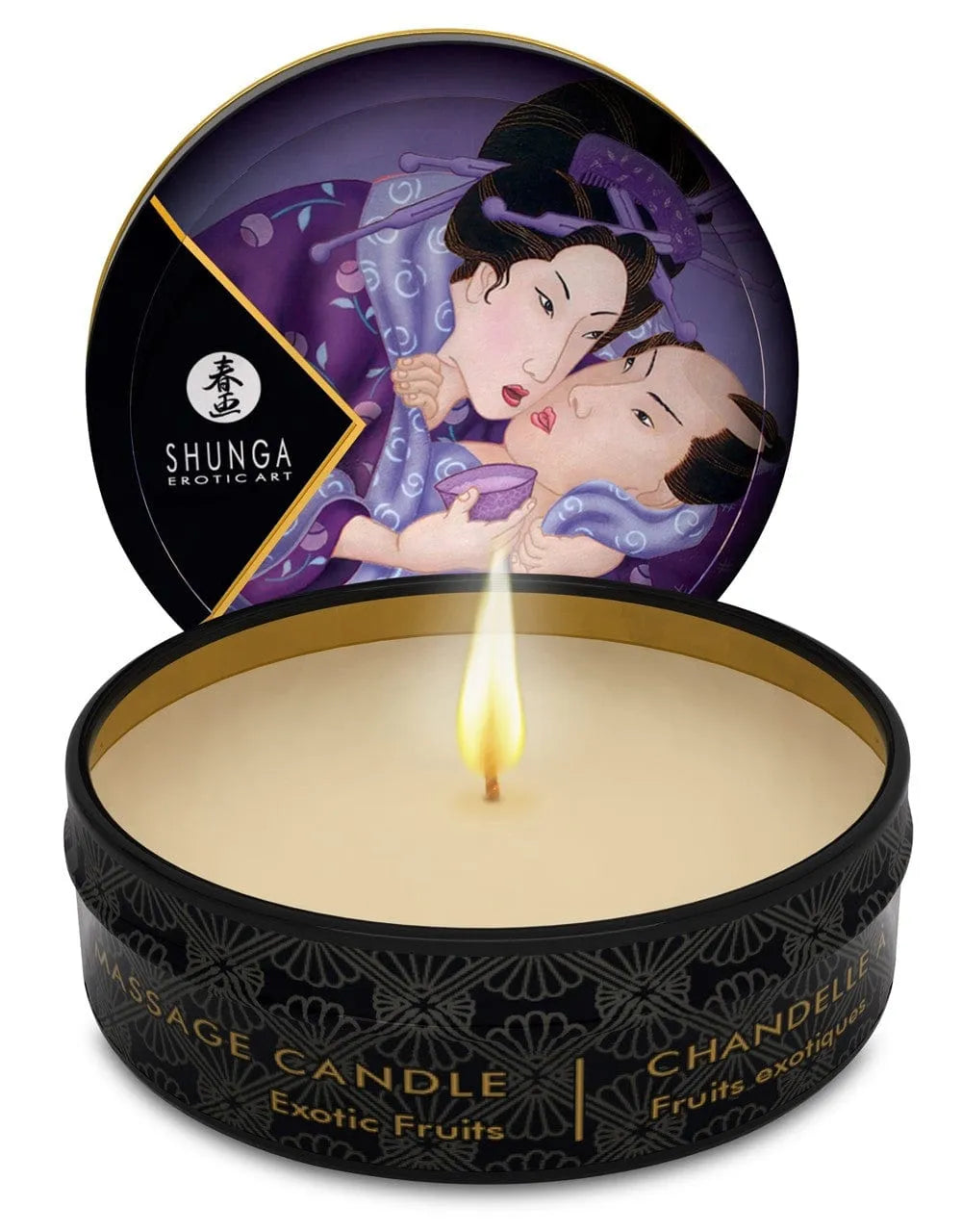 Bougie de massage érotique fruit exotique, cire beige, mèche allumée, couvercle décoré d'art sensuel, pot noir élégant.