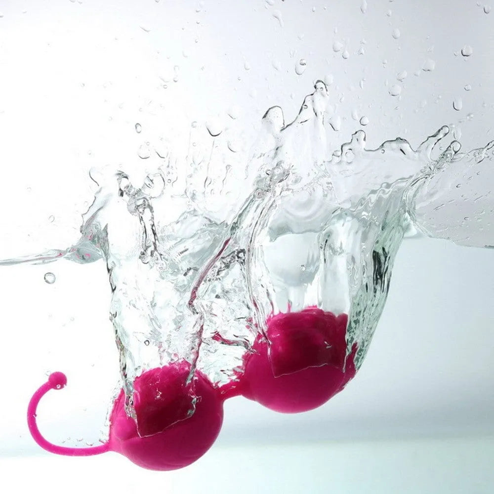 Boules de Geisha roses en silicone, souples et étanches, avec billes acier pour stimulation et rééducation périnéale.