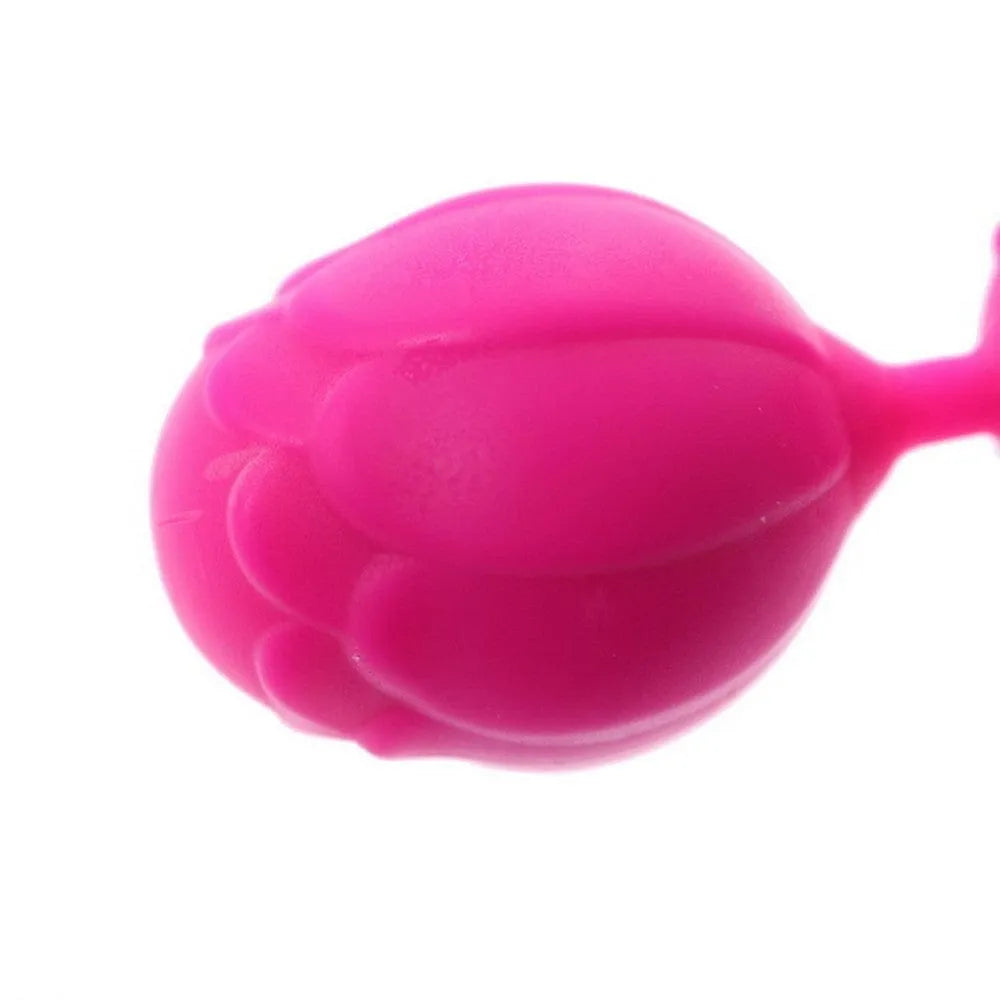 Boules de Geisha roses en silicone souple avec billes acier, étanches, pour stimulation intime et rééducation périnéale.