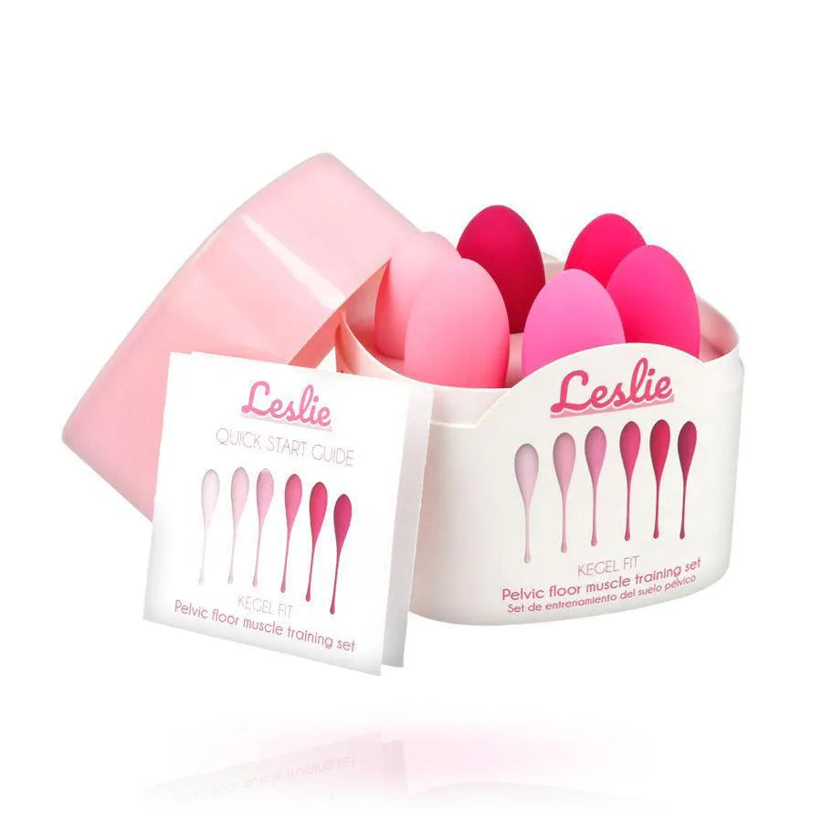 Boules de Geisha en silicone rose, différents poids, pour renforcement pelvien, dans un coffret ouvert avec guide.