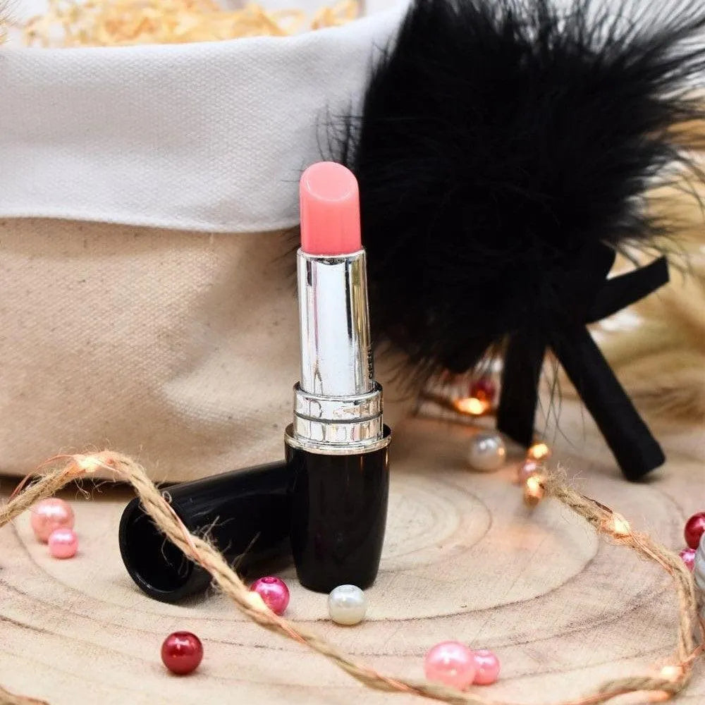 Coffret bien-être naturel avec huile, bougie, plumeau noir, stimulateur rose, panier tissu, perles décoratives.