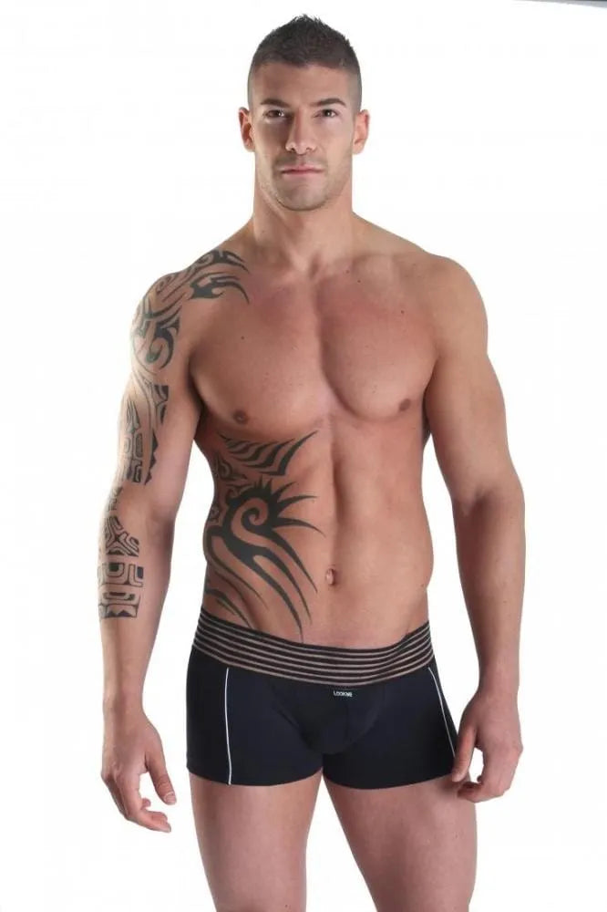 Boxer homme noir élasthanne, ceinture large, rayures opaques et transparentes, bandes blanches côtés, coupe ajustée.