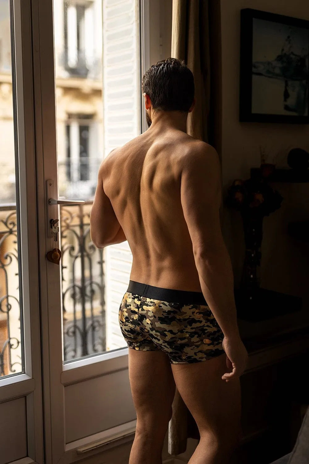 Boxer homme imprimé camouflage army, ceinture large noire, coupe ajustée, tissu polyester élasthanne, look moderne.
