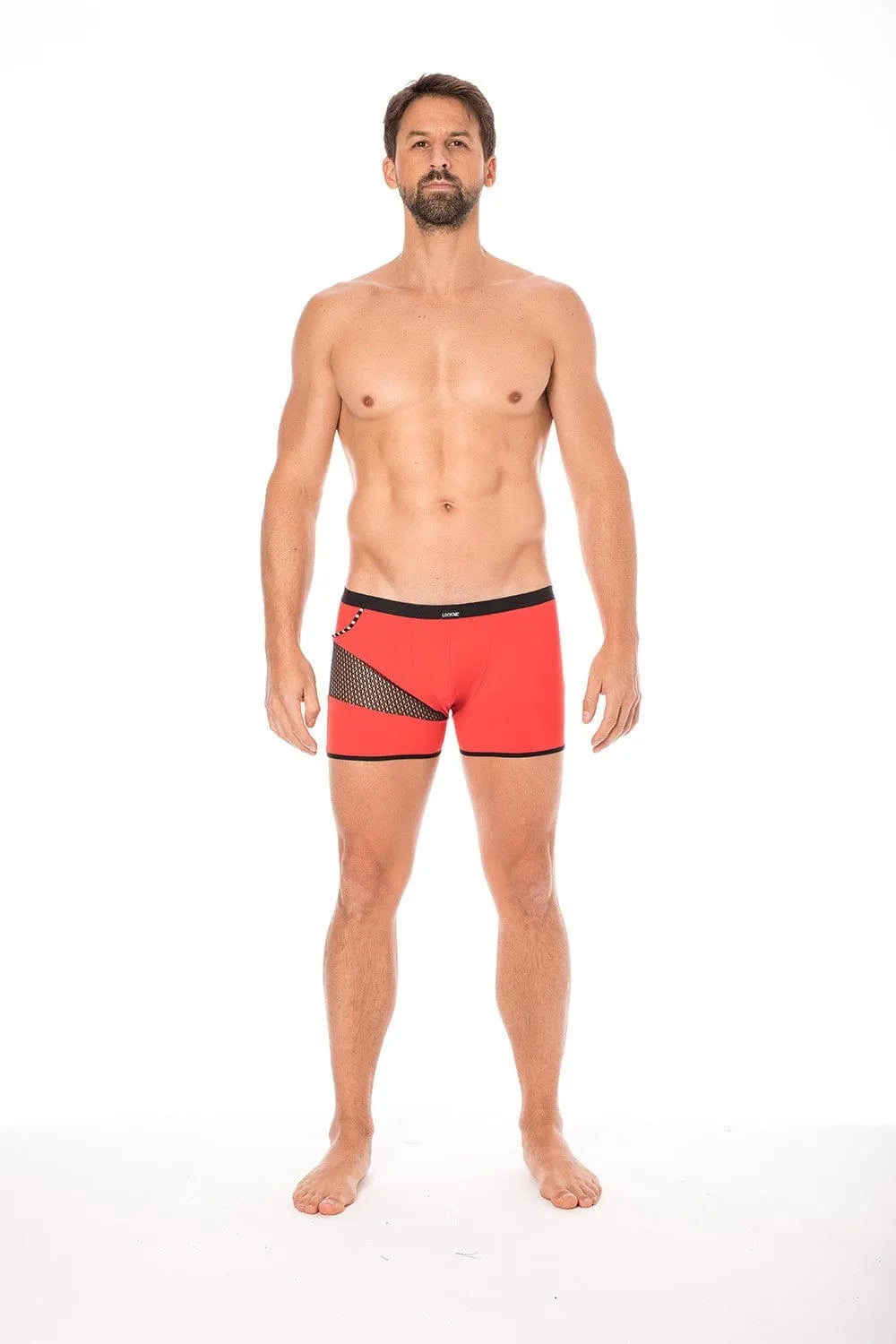 Boxer homme rouge moulant avec filet latéral noir, design urbain sexy, polyamide élasthanne, cordelette visible.