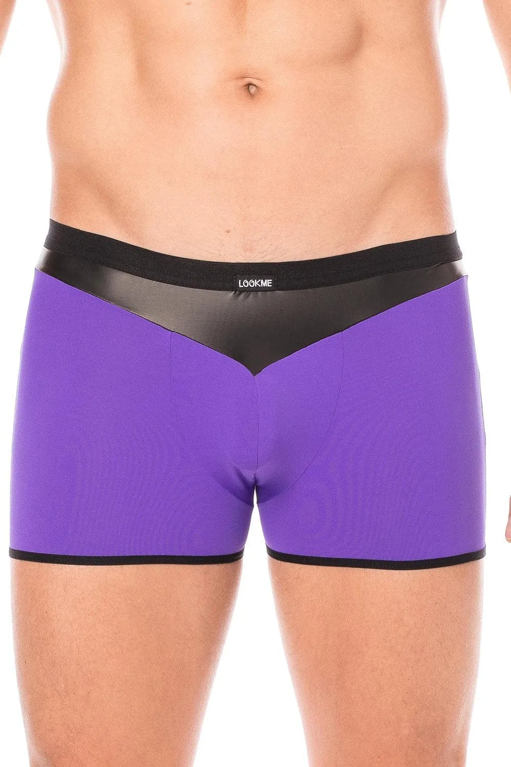 Boxer violet avec bande simili cuir noire en pointe, tissu doux et extensible, design élégant et confortable.