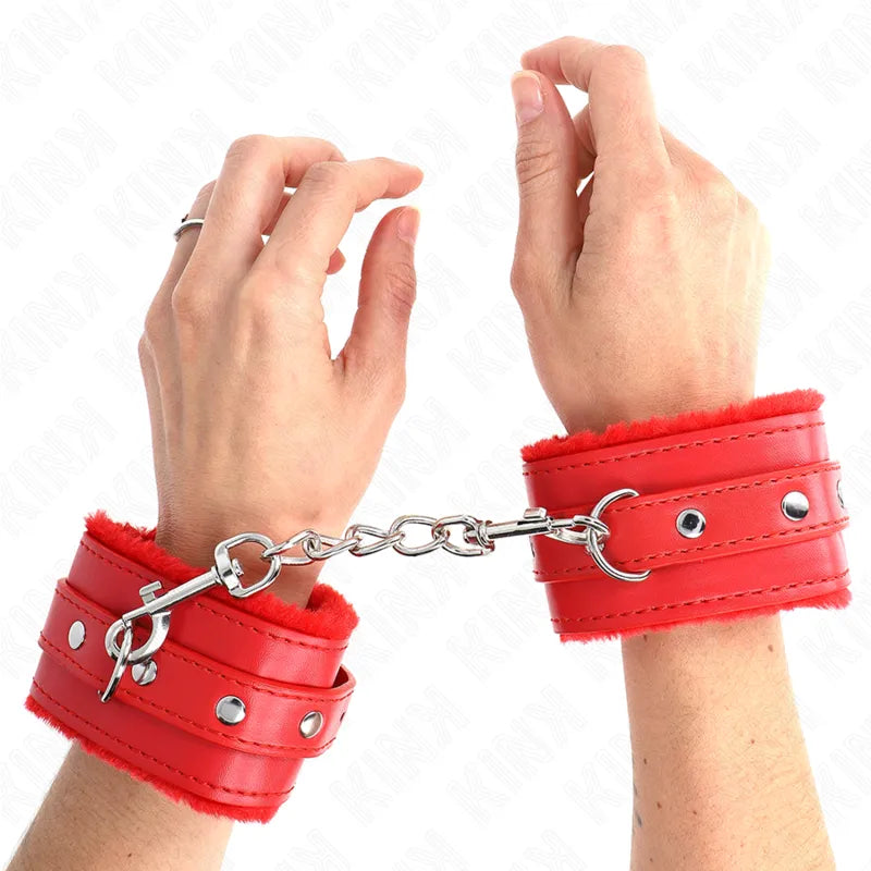 Bracelets BDSM rouges en cuir végétalien, ajustables, avec fermetures sécurisées et doublure douce pour confort et style.