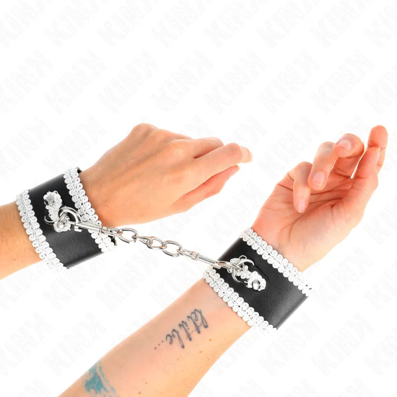 Bracelets BDSM noirs en cuir végan avec boucles réglables et anneaux D robustes, design ergonomique et écologique.