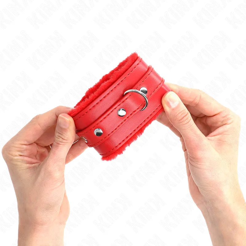 Bracelet BDSM rouge en cuir végétalien, ajustable, avec fermetures sécurisées et finition élégante, hypoallergénique.