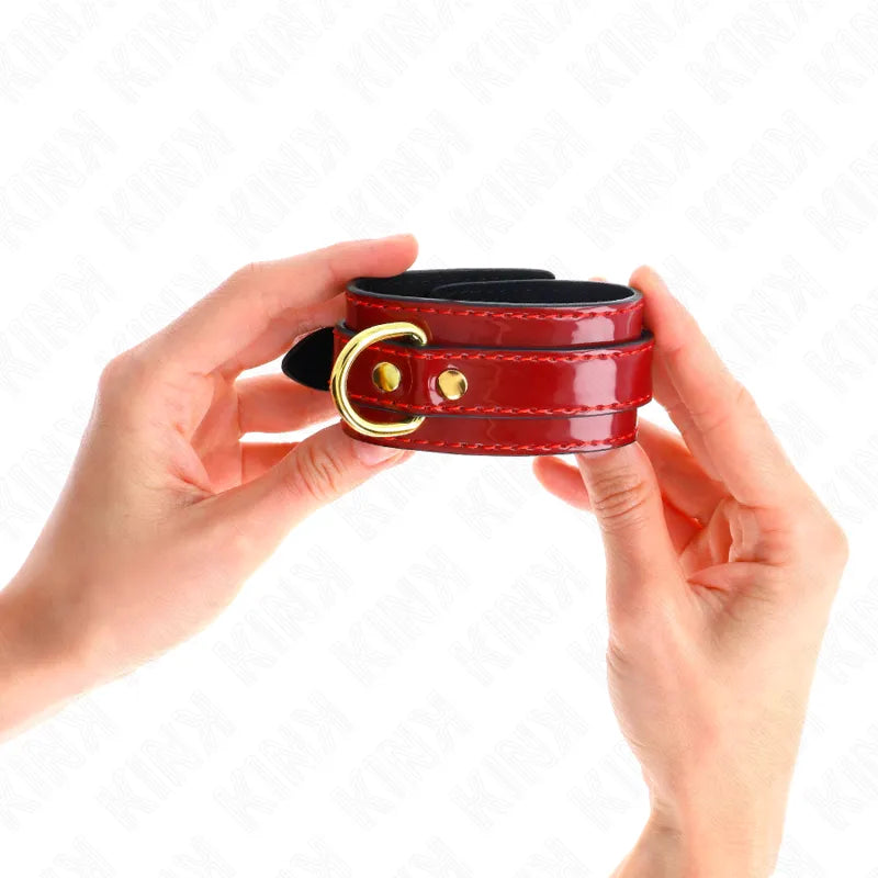 Bracelet BDSM rouge en cuir végétalien avec boucle dorée, design artisanal, hypoallergénique et ajustable.