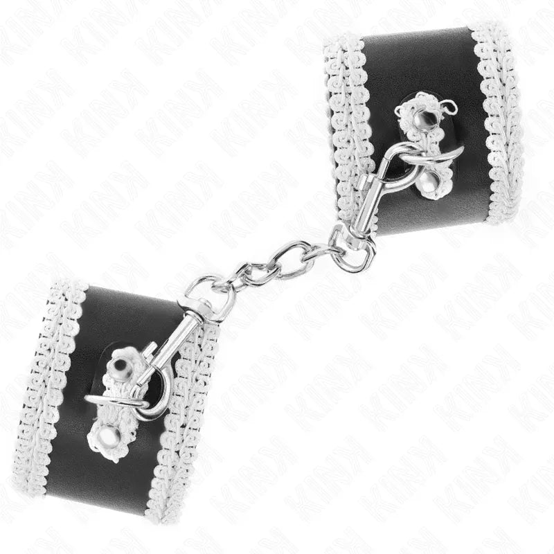 Bracelets BDSM noirs en cuir vegan, boucles réglables, anneaux D robustes, design ergonomique et écologique.