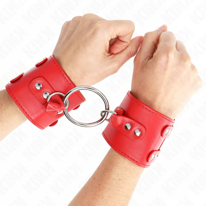 Bracelets BDSM rouges en cuir vegan avec boucles métalliques, rembourrés et ajustables pour confort et sécurité.