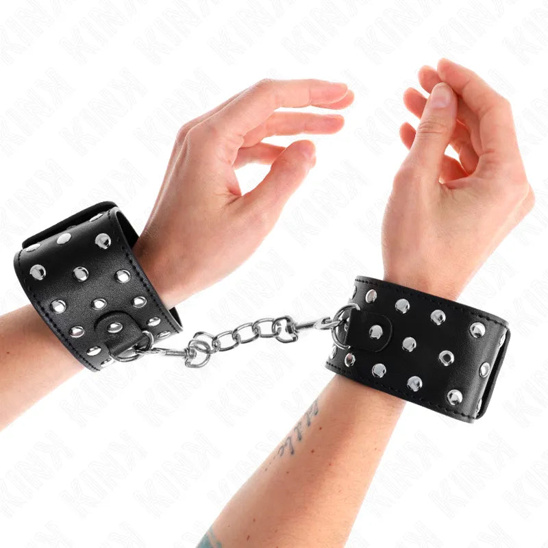 Bracelets BDSM en cuir noir avec boucles métalliques et anneaux, ajustables et confortables, pour séances sécurisées.