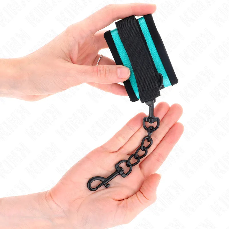 Bracelet BDSM en cuir végétalien noir et turquoise, rembourré, avec chaîne noire robuste et fermetures réglables.