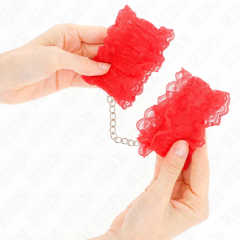 Bracelets BDSM rouges en cuir végétalien, rembourrés et réglables, avec chaîne métallique, confortables et éthiques.