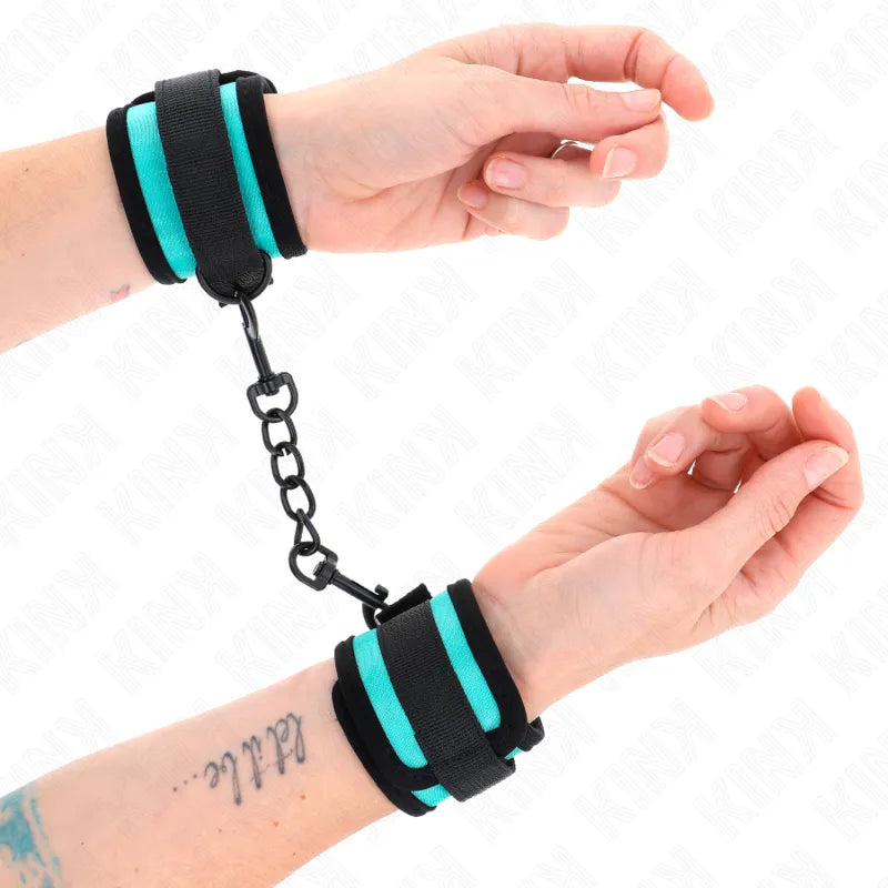 Bracelets BDSM en cuir végétalien noir et turquoise, rembourrés, hypoallergéniques, avec chaîne et fermetures robustes.