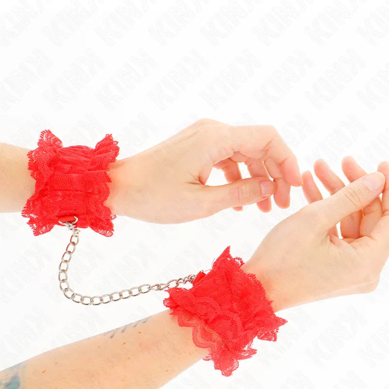 Bracelets BDSM rouges en dentelle végétalienne, rembourrés, réglables, avec chaîne métallique, éthiques et confortables.