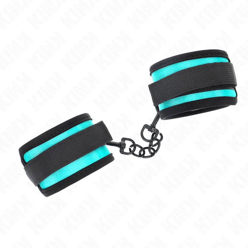 Bracelets BDSM en cuir végétalien noir et turquoise, rembourrés, avec fermetures robustes et chaînettes noires.