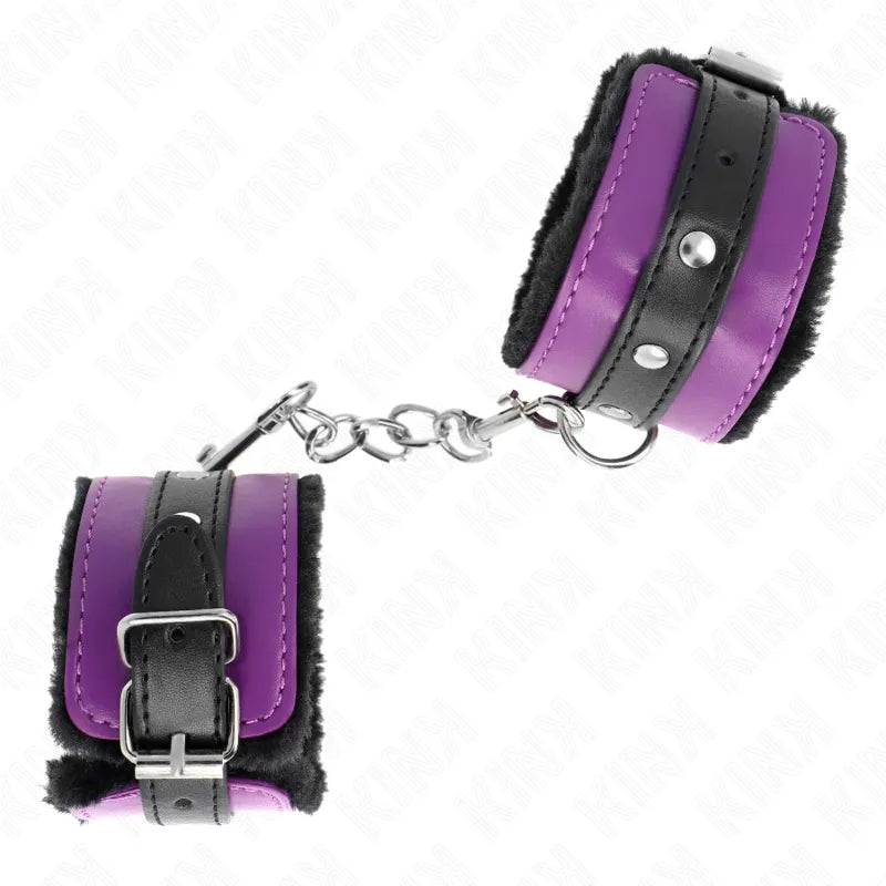 Bracelets BDSM cuir végétalien violet et noir, rembourrés, avec boucles et anneaux, design moderne et éthique.