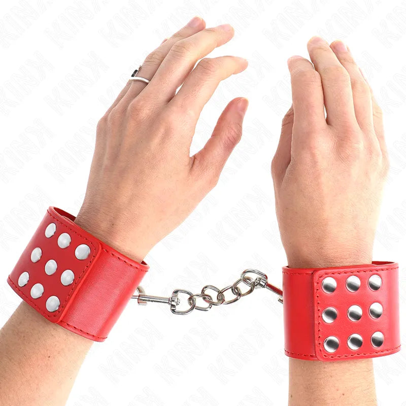 Bracelets BDSM cuir rouge, rembourrés, boucles métalliques, anneaux robustes, élégants, sécurisés, ajustables.