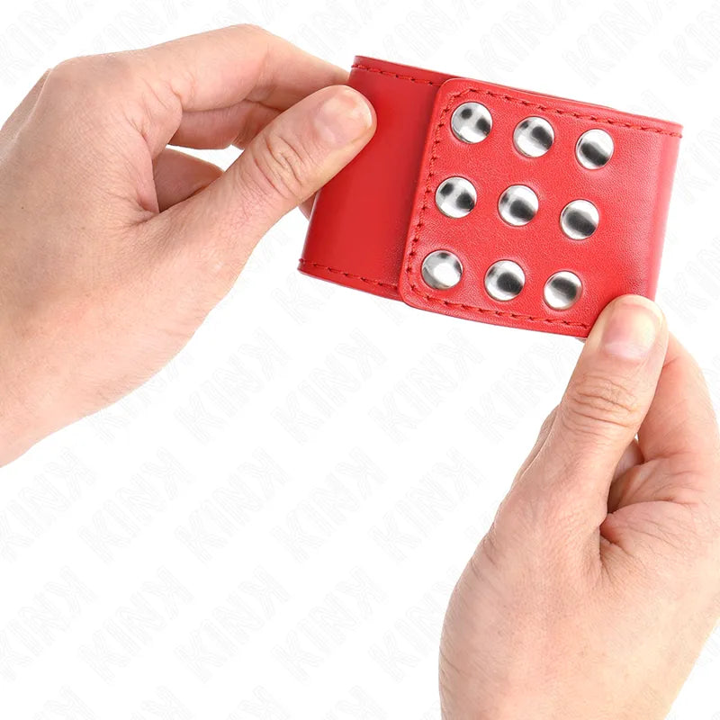 Bracelet BDSM en cuir rouge avec boucles métalliques, design élégant et robuste, confort optimal pour expériences sécurisées.