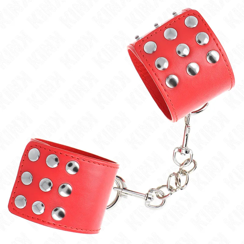 Bracelets BDSM en cuir rouge avec boucles métalliques et anneaux renforcés, confort rembourré, robustesse et élégance.
