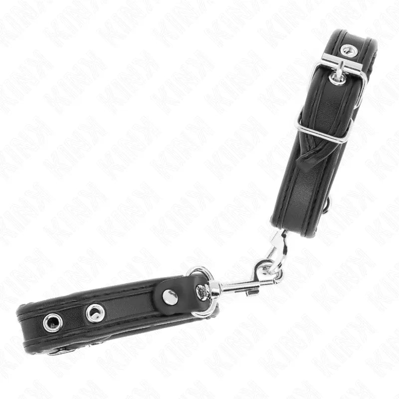 Bracelets BDSM en cuir noir avec boucles métalliques robustes et rembourrage intérieur pour confort et sécurité.