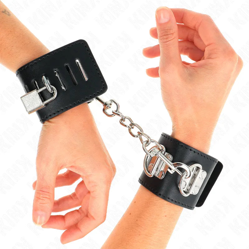 Bracelets BDSM cuir noir, élégants et ajustables, avec anneaux métalliques et chaîne, pour confort et sécurité.
