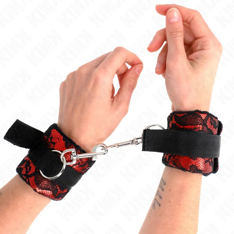 Bracelets BDSM cuir noir et rouge, rembourrés, boucles robustes, élégants et sécurisés, ajustables pour confort optimal.