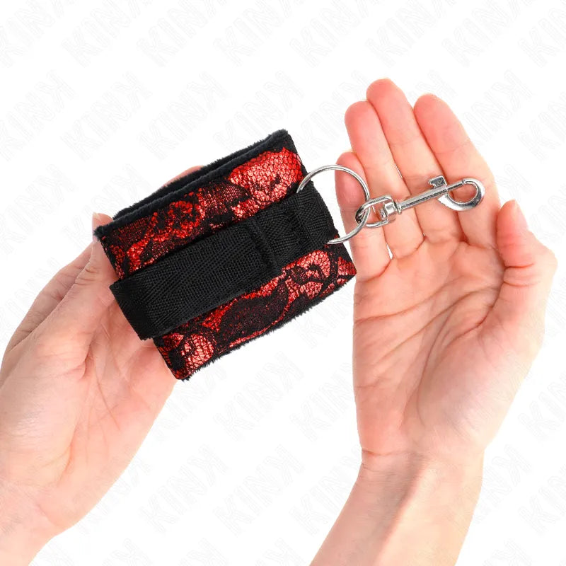 Bracelet BDSM cuir noir et rouge, rembourré, avec boucle métallique robuste, élégant et sécurisé pour confort optimal.