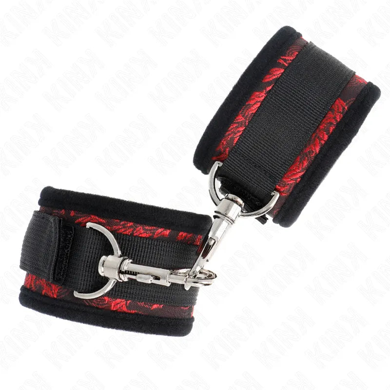Bracelets BDSM en cuir noir et rouge, rembourrés, avec boucles robustes et ajustables pour confort et sécurité.