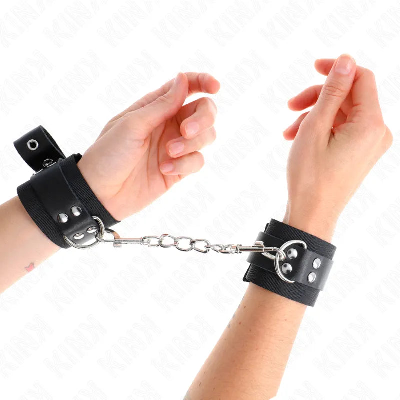 Bracelet BDSM noir en cuir végétalien, ajustable et rembourré, avec chaîne métallique, pour confort et esthétique éthique.