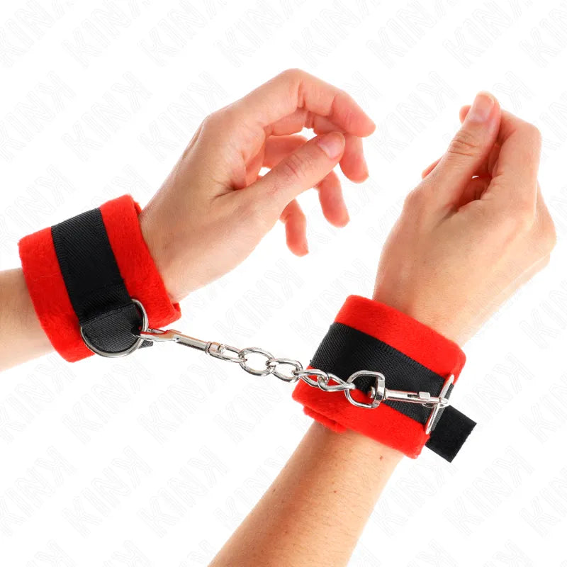 Bracelets BDSM en cuir végétalien rouge et noir, ajustables, avec anneaux robustes et chaîne, confortables et éthiques.