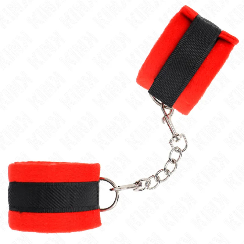 Bracelets BDSM rouges en cuir végétalien, ajustables, avec anneaux et chaîne robuste, confortables et éthiques.