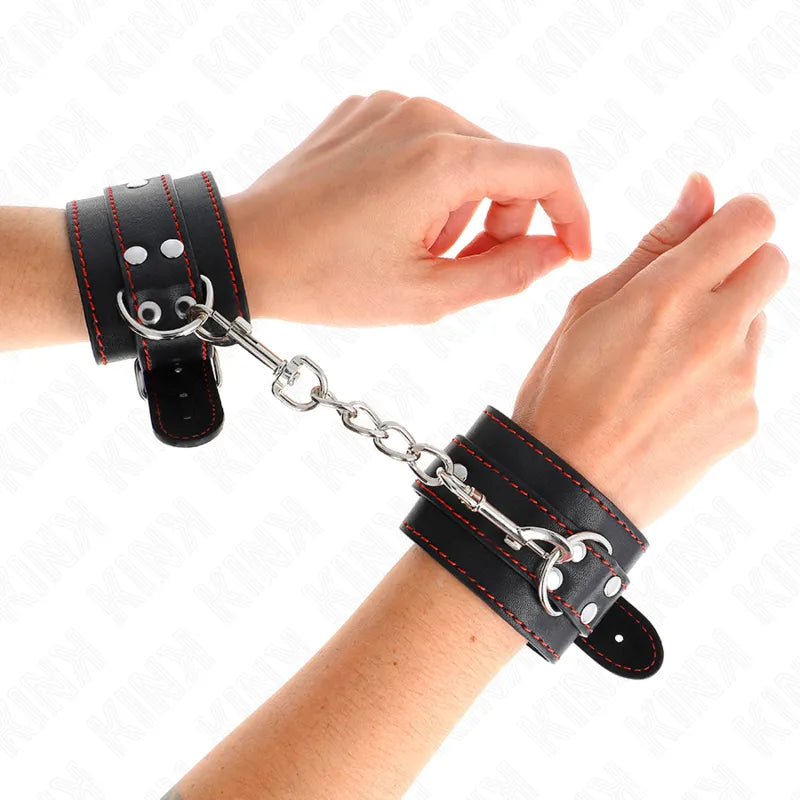 Bracelets BDSM cuir végétalien noir, coutures rouges, chaîne métallique, ajustables, haute qualité, confortables et durables.