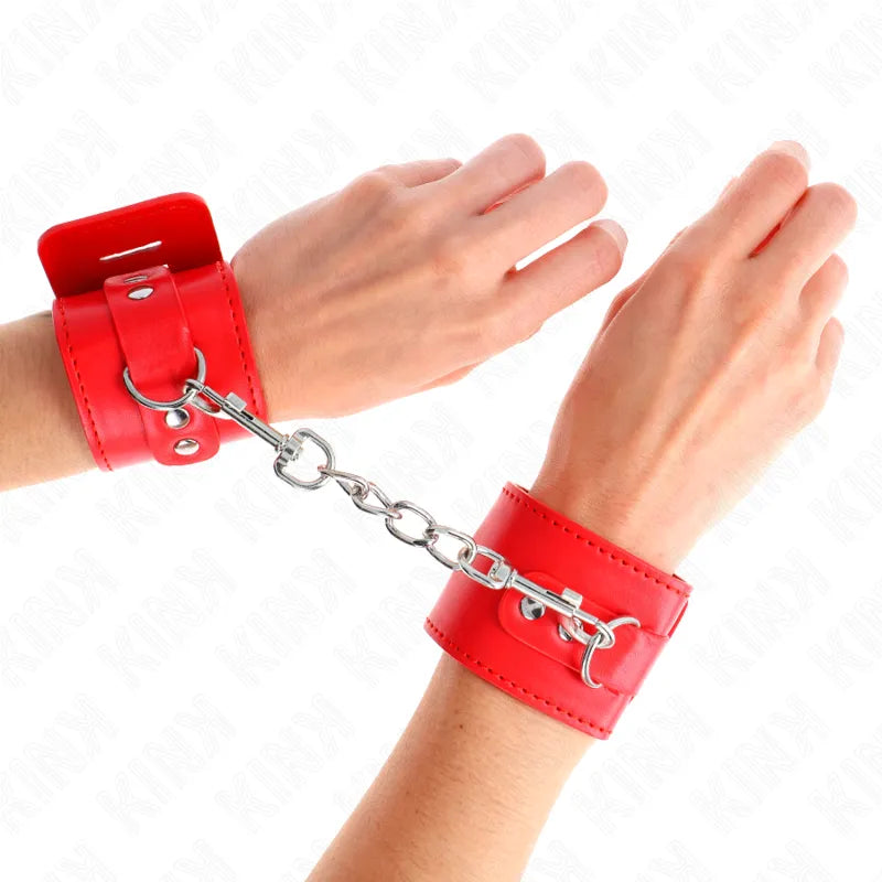 Bracelets BDSM rouges en cuir véritable, rembourrés, ajustables, avec boucles robustes et chaîne métallique sécurisée.