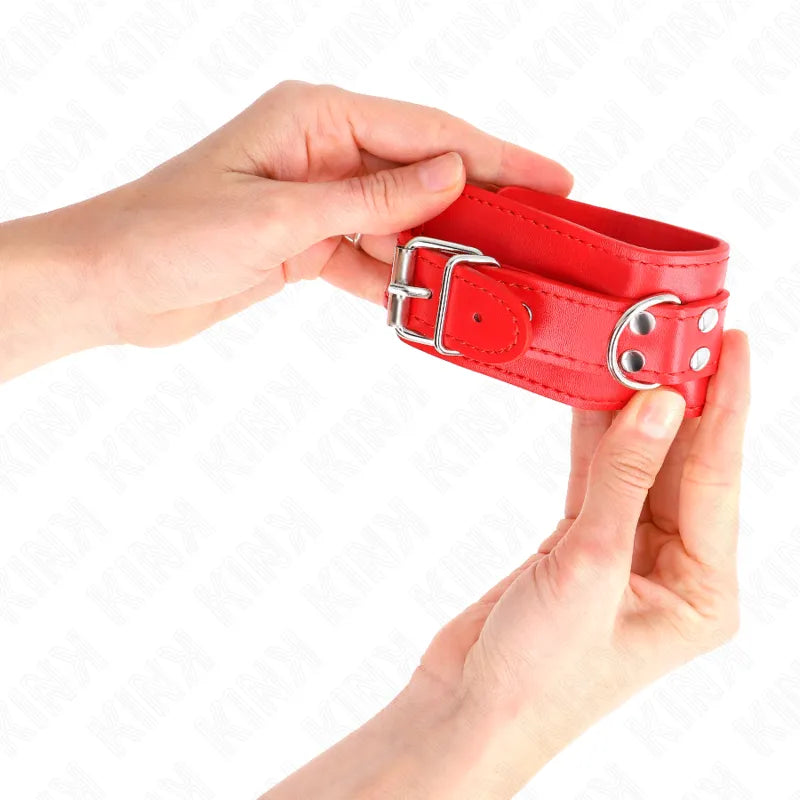 Bracelet BDSM en cuir rouge avec boucles métalliques robustes, rembourrage doux pour confort et sécurité.